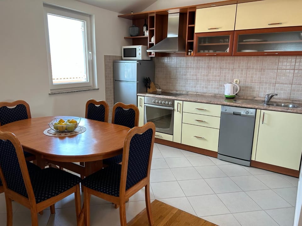 Dining area, kitchen