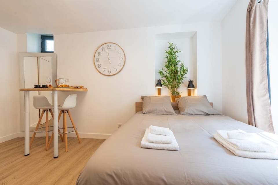 Bed, Photo of the whole room, Bedroom, towels