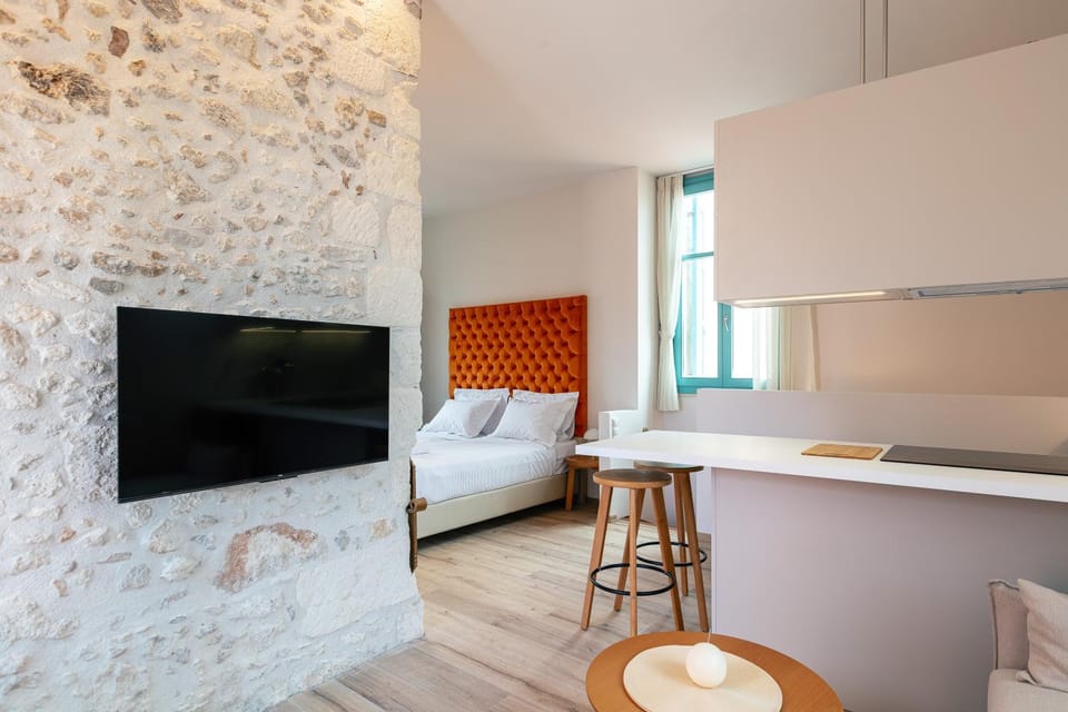 Bed, TV and multimedia, Kitchen or kitchenette, Photo of the whole room, Seating area, Evening entertainment, Bedroom