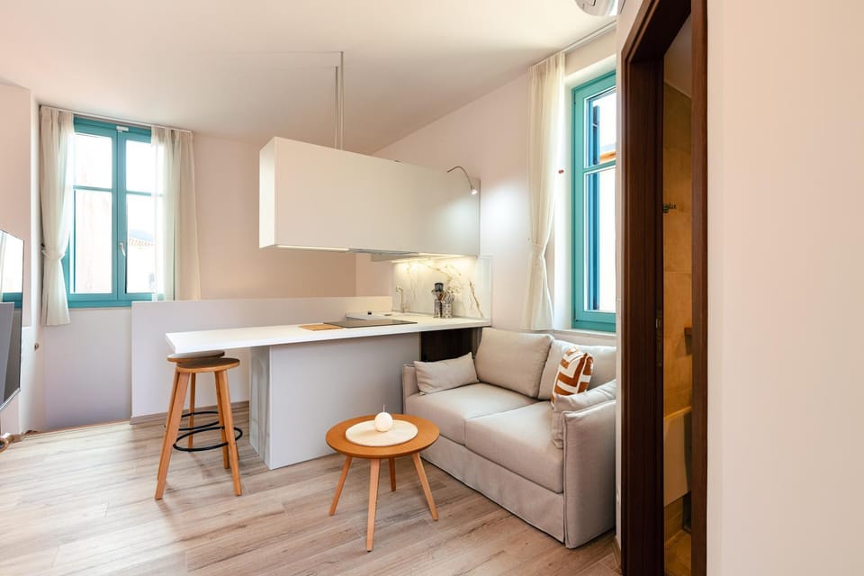 Kitchen or kitchenette, Living room, Seating area, Dining area, hair dresser