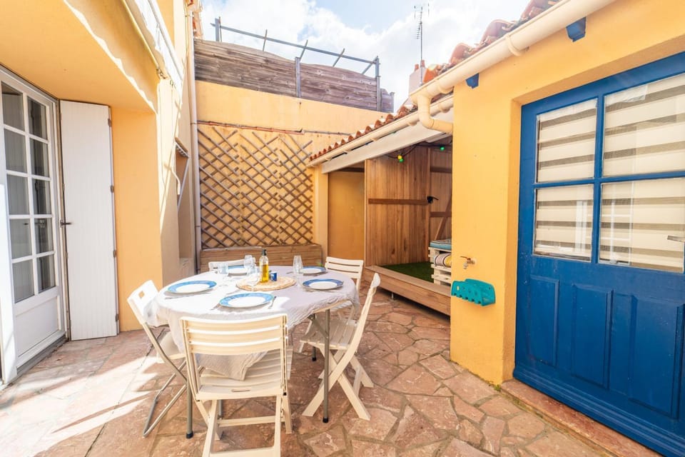 Patio, Day, Dining area