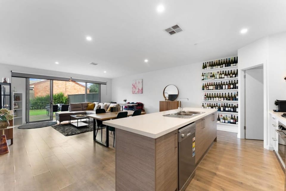 Mellow&Modernized Townhouse-3Beds-Quiet-Anzac Hwy House in Adelaide