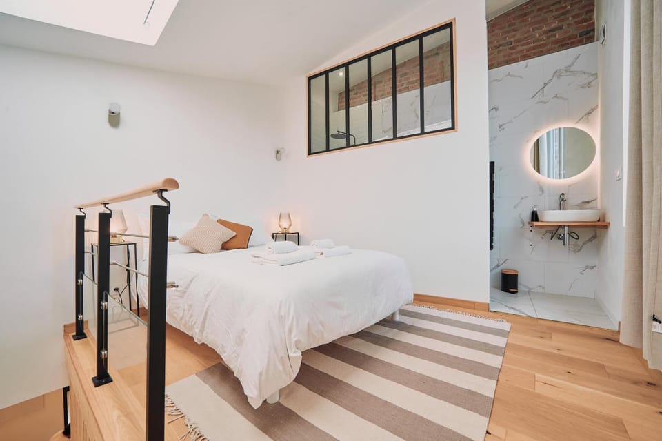 Bed, Photo of the whole room, Bedroom