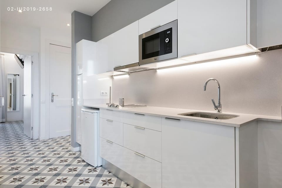 Kitchen or kitchenette, dishwasher, minibar