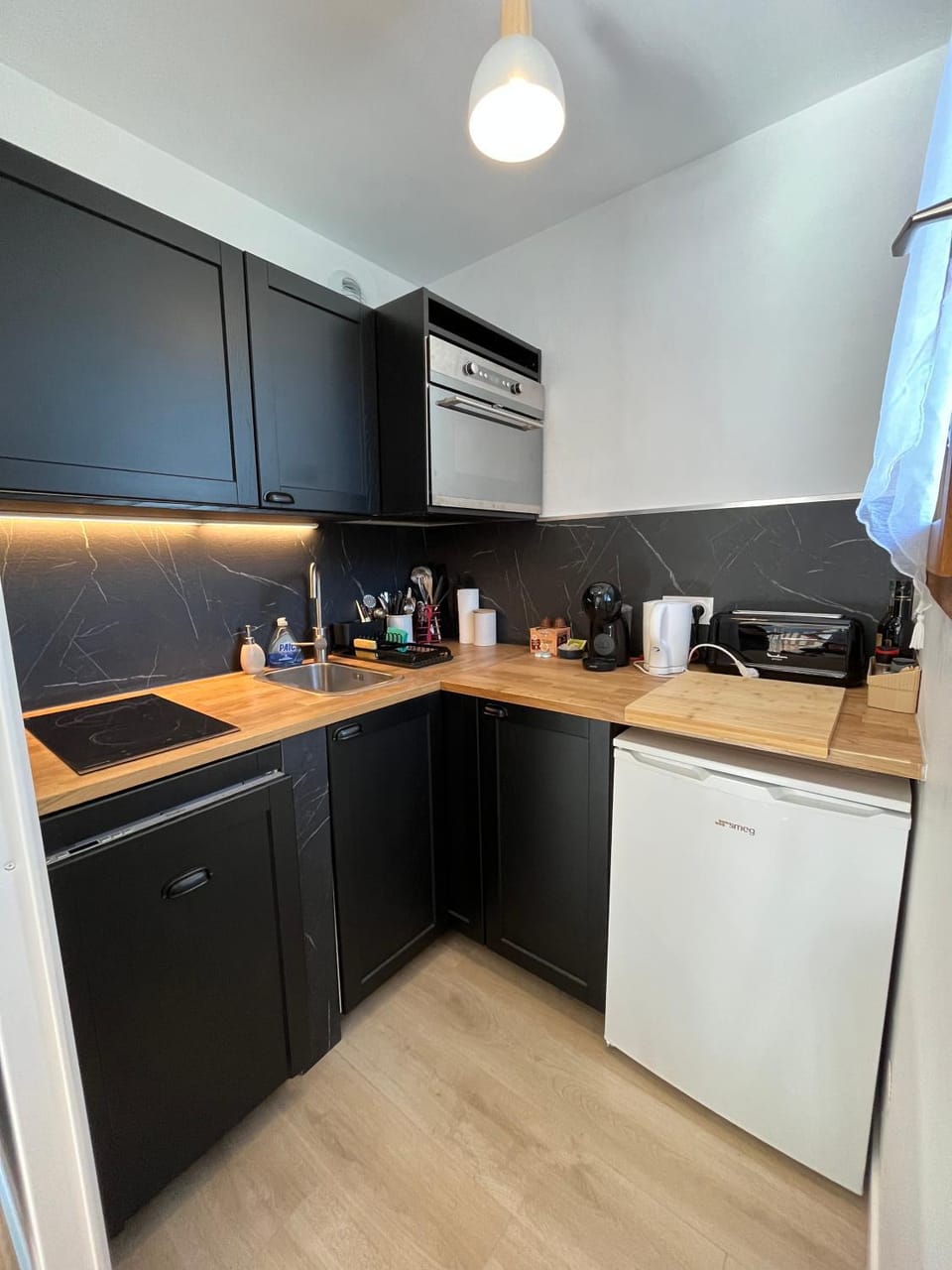 Coffee/tea facilities, Kitchen or kitchenette, microwave, oven, stove, kitchen
