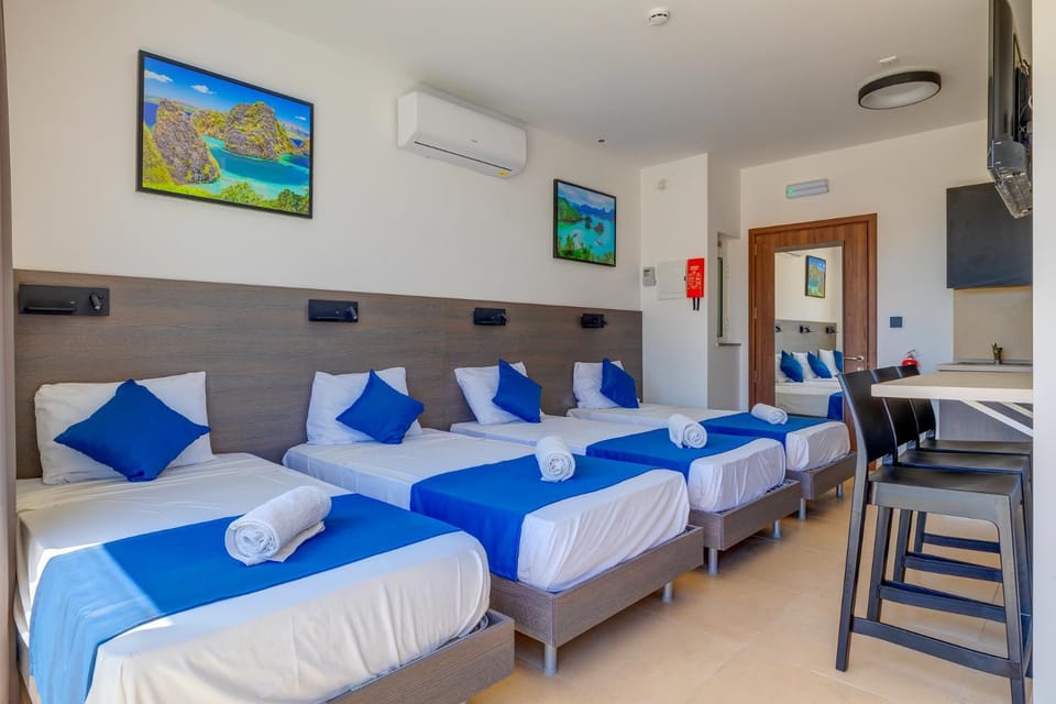 Bed, TV and multimedia, Photo of the whole room, Bedroom, towels, air conditioner
