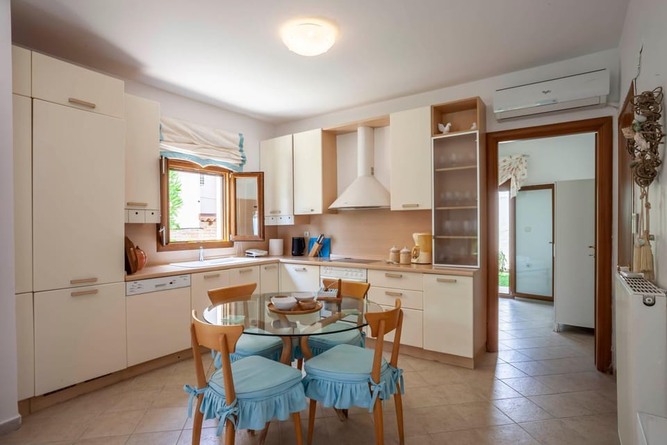 Kitchen or kitchenette, Seating area, Dining area, dishwasher, stove