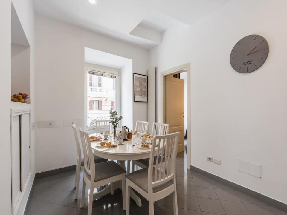 Seating area, Dining area