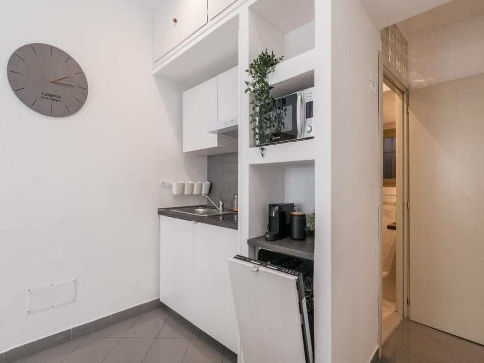 Coffee/tea facilities, Kitchen or kitchenette, minibar, stove