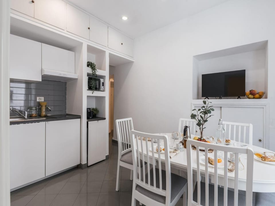 TV and multimedia, Kitchen or kitchenette, Dining area, stove