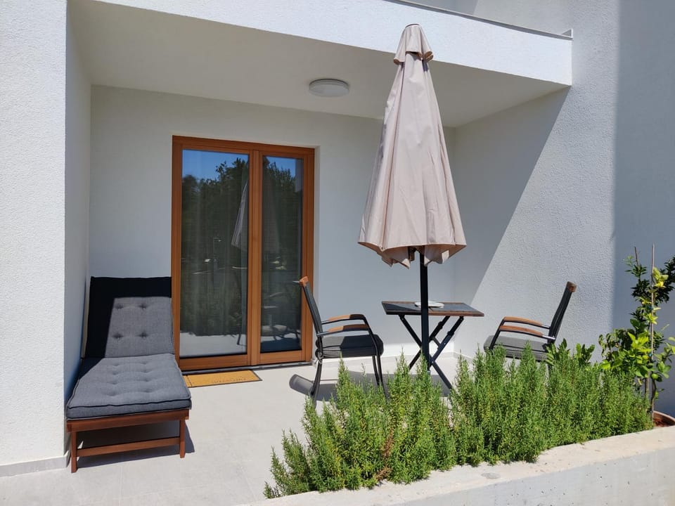 Balcony/Terrace, sunbed