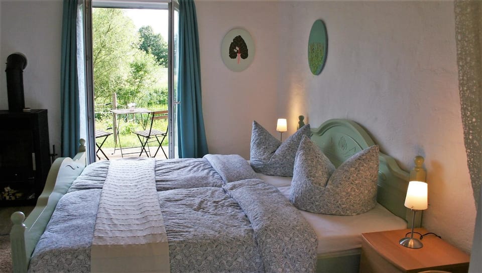 Bed, Photo of the whole room, Seating area, Bedroom
