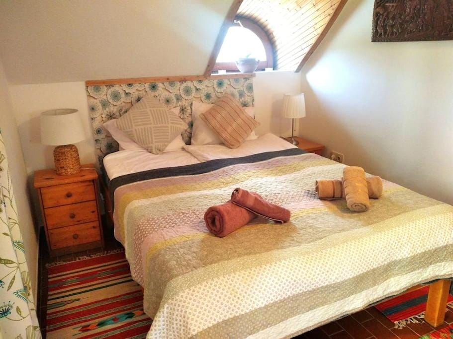 Bed, Bedroom, towels