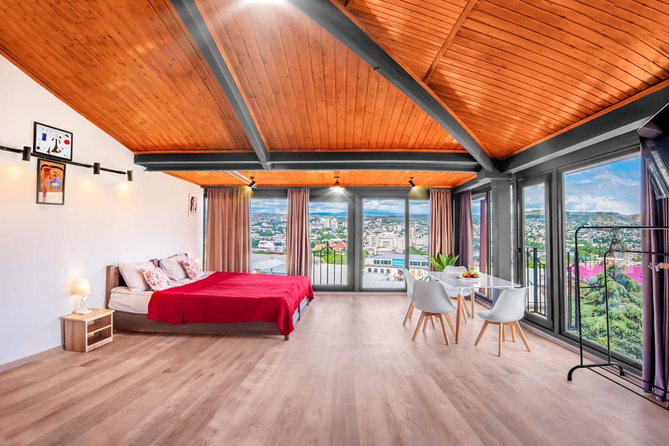 Bed, Photo of the whole room, Seating area, Dining area