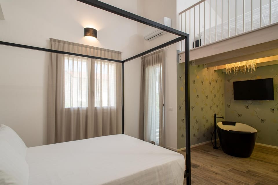 Bed, TV and multimedia, Photo of the whole room, Bedroom, Bath