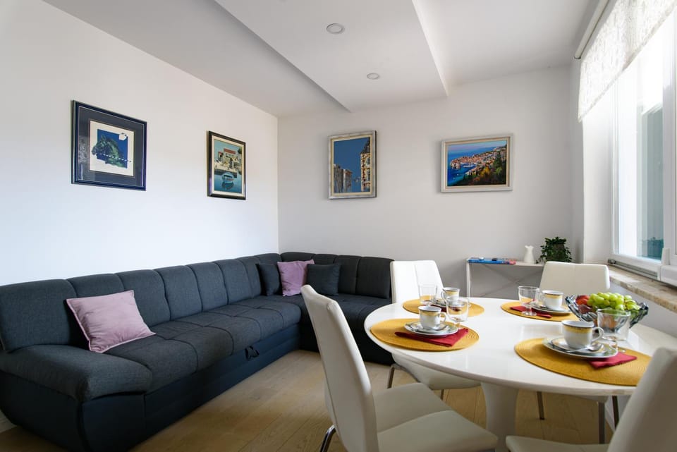 Living room, Food and drinks