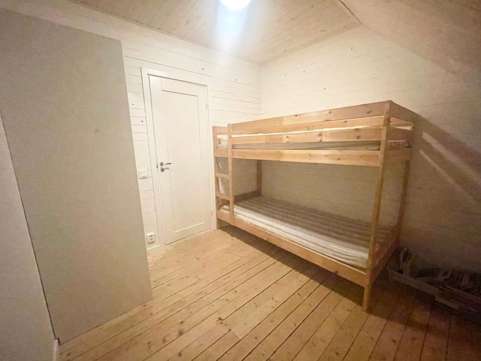 Bedroom, bunk bed