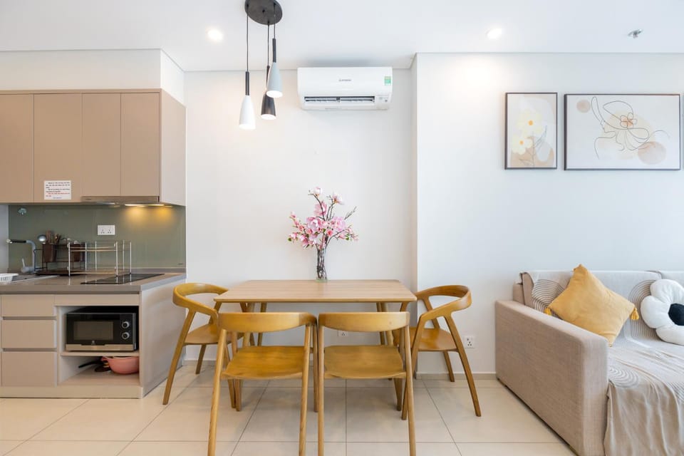 Photo of the whole room, Seating area, Dining area, stove