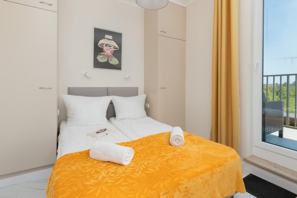 Bed, Bedroom, towels