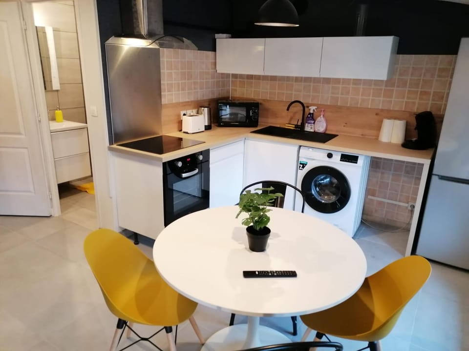 COLIVING LES PETITES MOMES Appartement et studio meublés Apartment in Provence