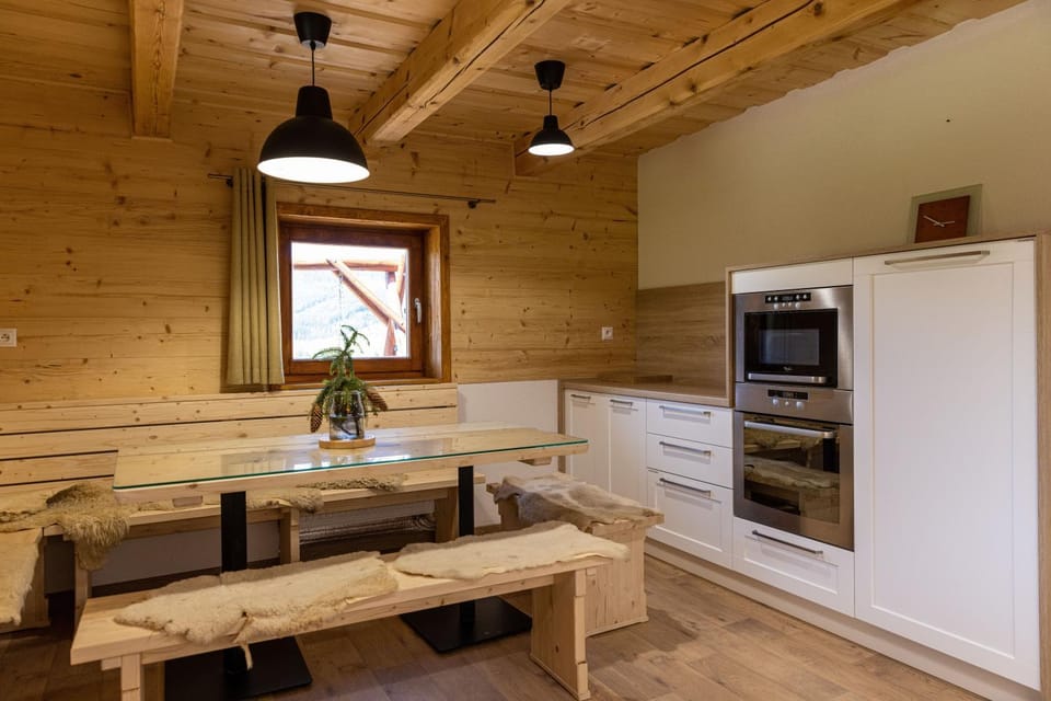 Kitchen or kitchenette, Dining area, minibar, pet friendly, stove