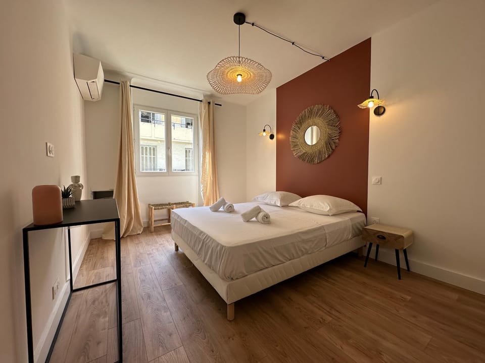 Photo of the whole room, Bedroom