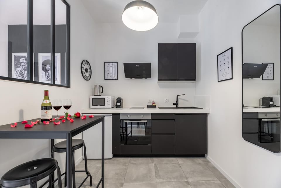 Kitchen or kitchenette, Dining area, minibar, pet friendly, stove