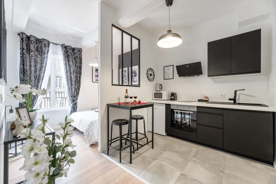 Kitchen or kitchenette, Dining area, minibar, pet friendly, stove
