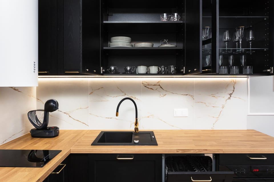 Coffee/tea facilities, Kitchen or kitchenette, stove