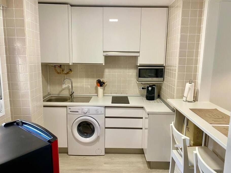 Kitchen or kitchenette, minibar, washing machine