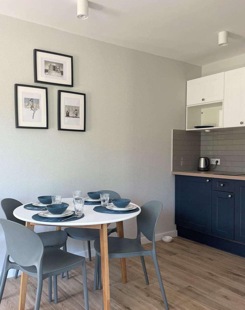 Kitchen or kitchenette, Dining area, stove