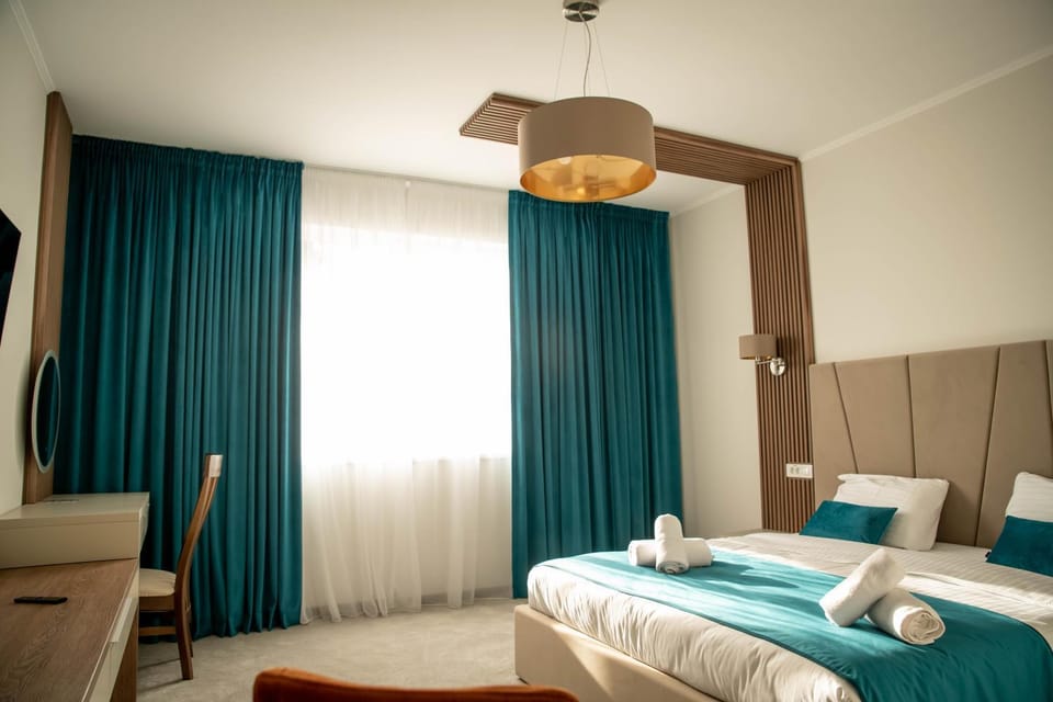 Bed, Seating area, Bedroom