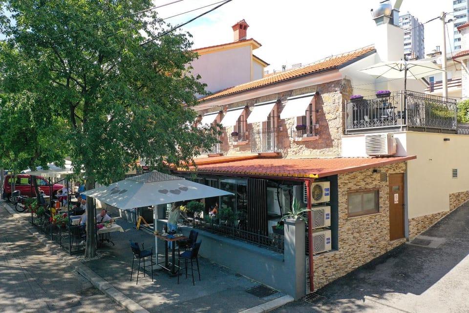 Property building, Patio, Restaurant/places to eat, Day, Balcony/Terrace