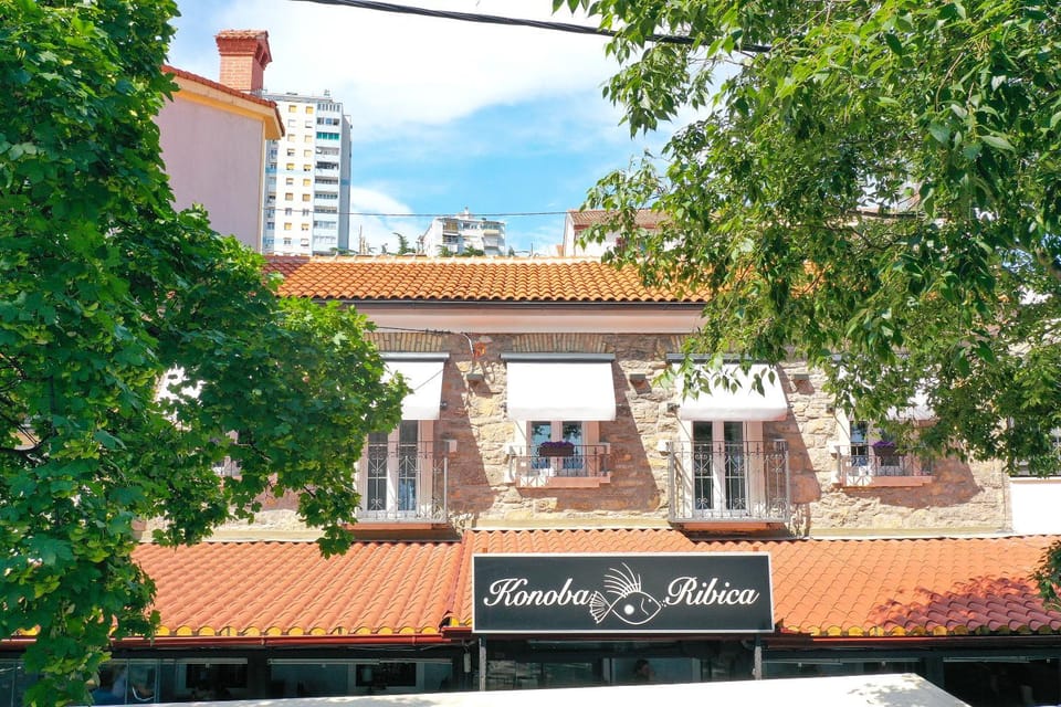 Property building, Restaurant/places to eat, Day, Balcony/Terrace