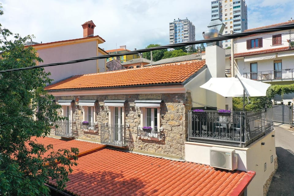 Property building, Day, Balcony/Terrace