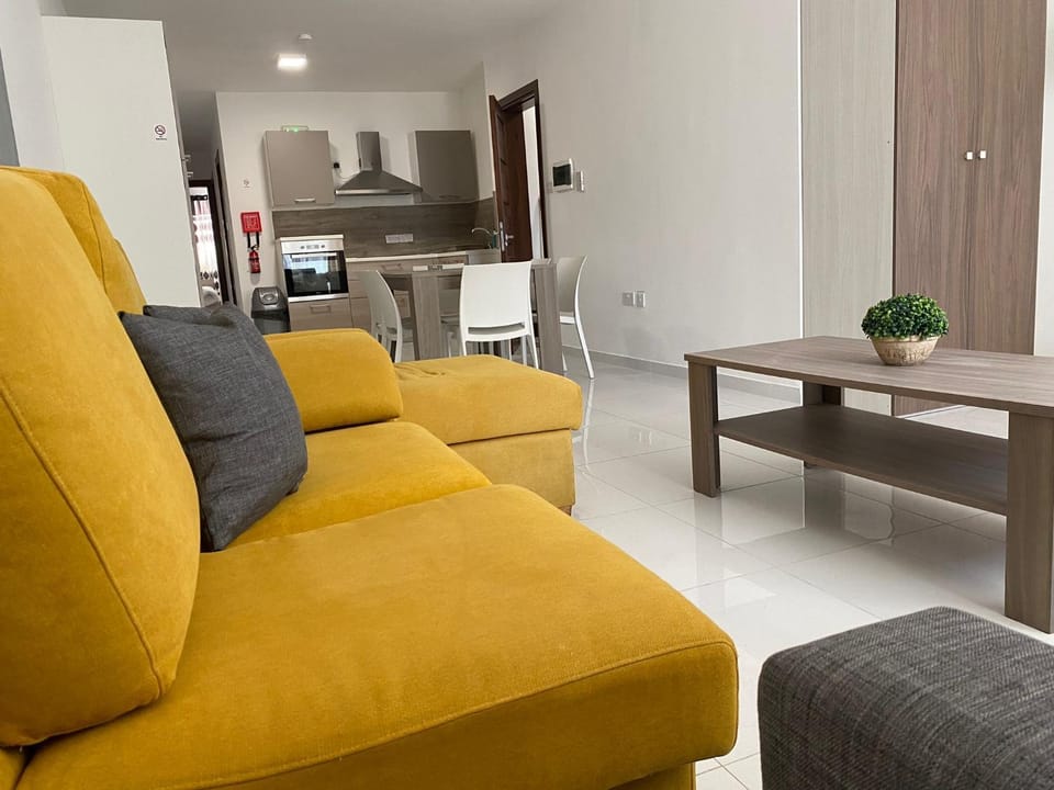 Kitchen or kitchenette, Living room, Seating area, Dining area, minibar, pet friendly
