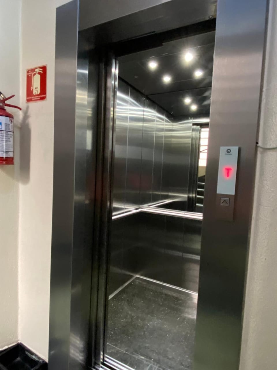 100m do clube GNU- 500m do shopping Moinhos de Vento - comporta ate 4 pessoas Apartment in Porto Alegre