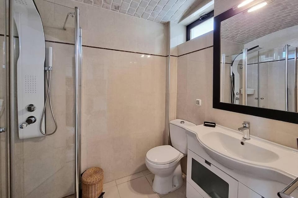 Shower, Toilet, Bathroom, towels