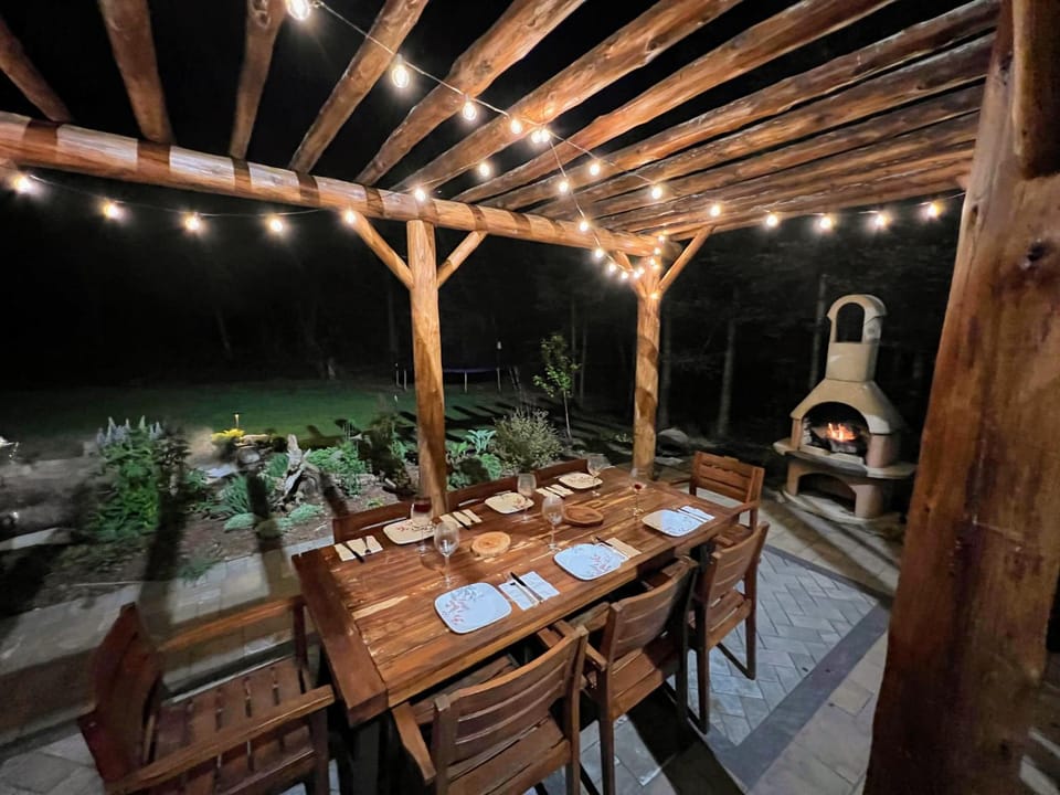 WML stunning log home in Bretton Woods, AC, 2-person Jacuzzi, indoor and outdoor fireplaces, & more! House in Carroll