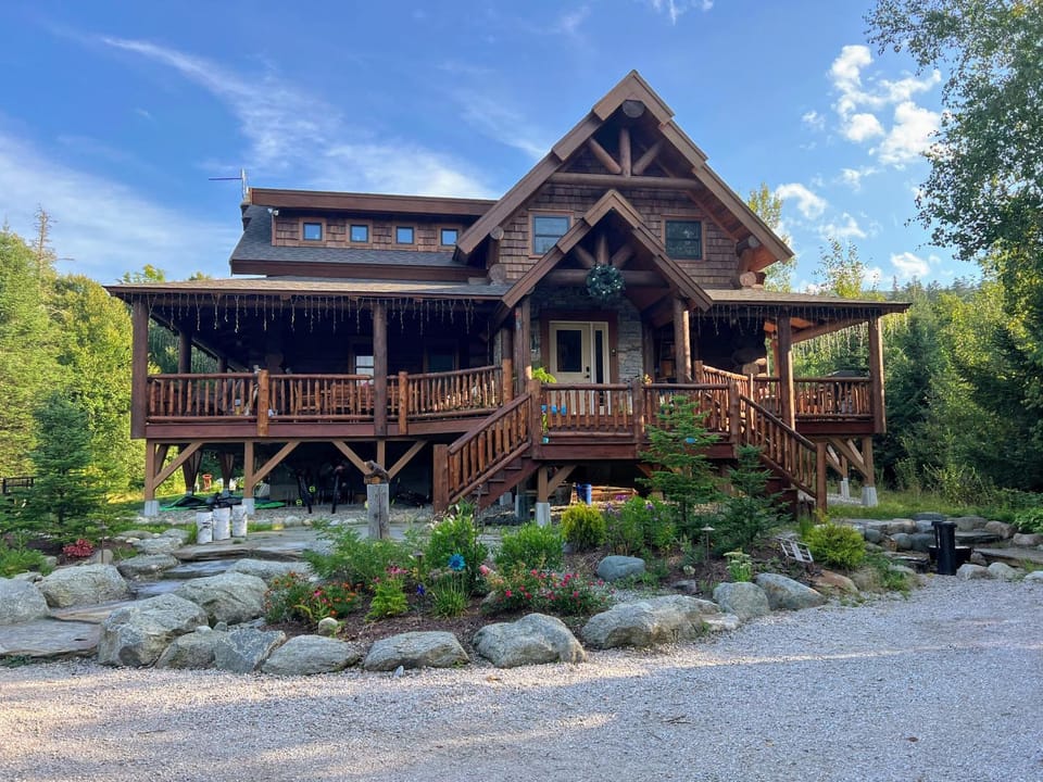 WML stunning log home in Bretton Woods, AC, 2-person Jacuzzi, indoor and outdoor fireplaces, & more! House in Carroll