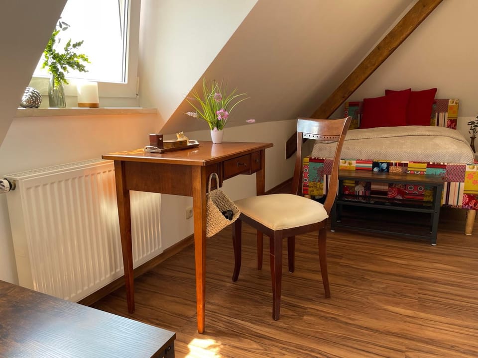 Bed, Living room, Photo of the whole room, Seating area, hair dresser