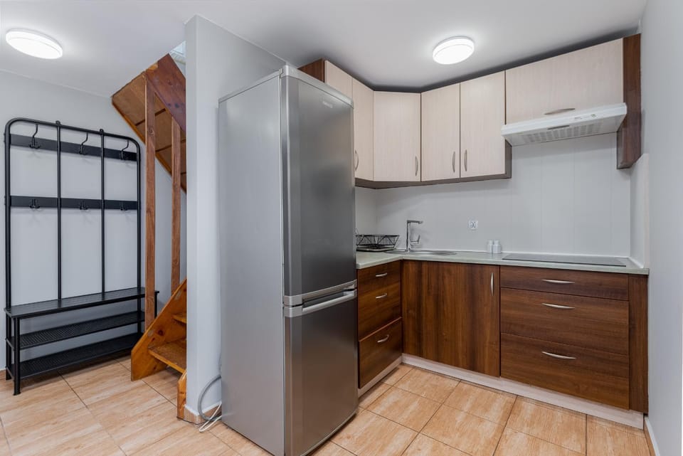 Coffee/tea facilities, Kitchen or kitchenette, stove