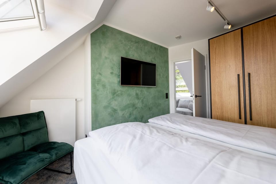 Bed, TV and multimedia, Photo of the whole room, Evening entertainment, Bedroom, wardrobe