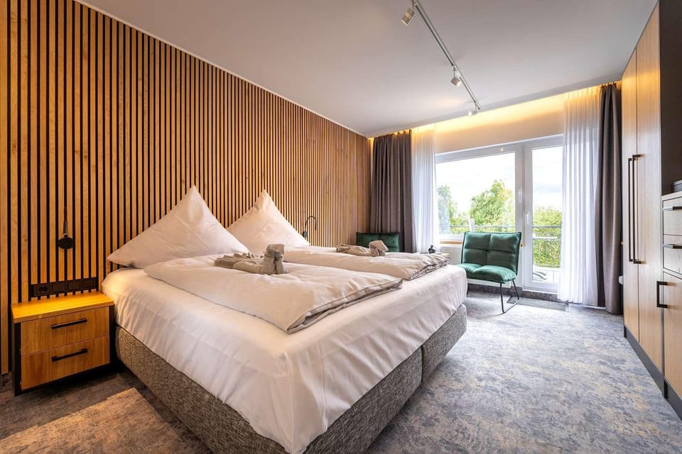 Bed, Living room, Photo of the whole room, Seating area, Bedroom