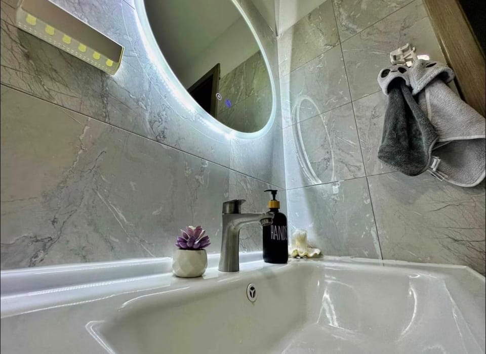 Modern 1BR in Kilimani, Nairobi, Kenya with Fast wifi, Netflix and Gym Apartment in Nairobi County