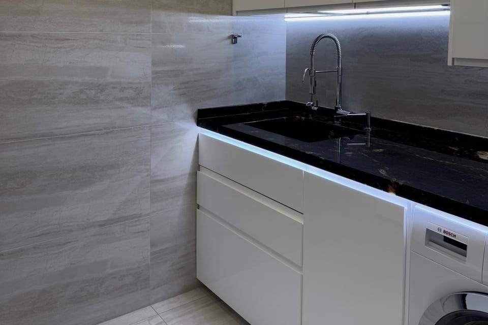 Kitchen or kitchenette, washing machine