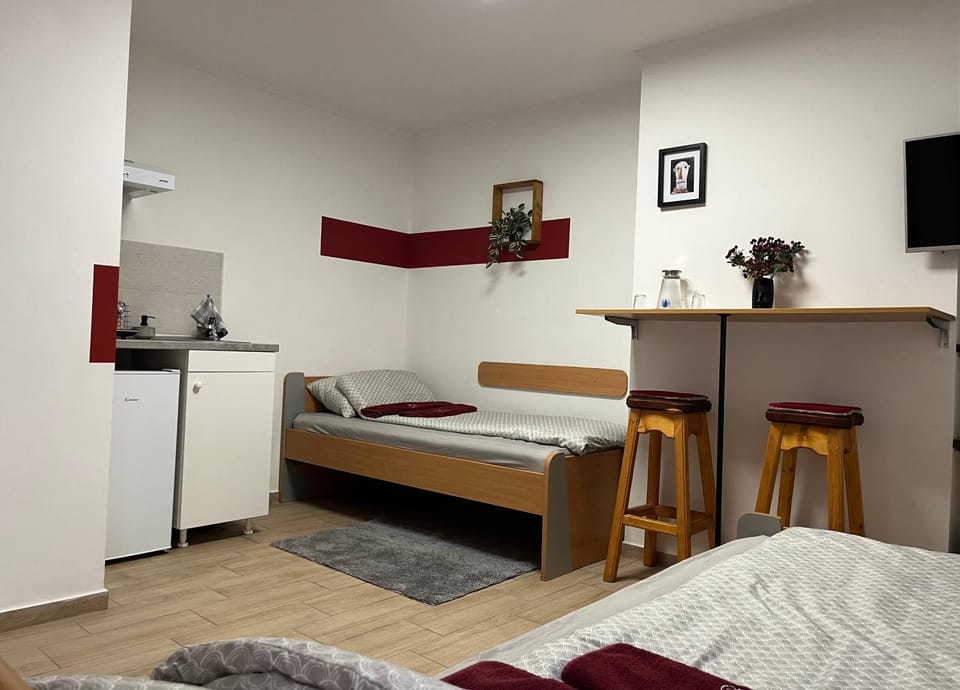 Bed, TV and multimedia, Photo of the whole room, Bedroom, hair dresser