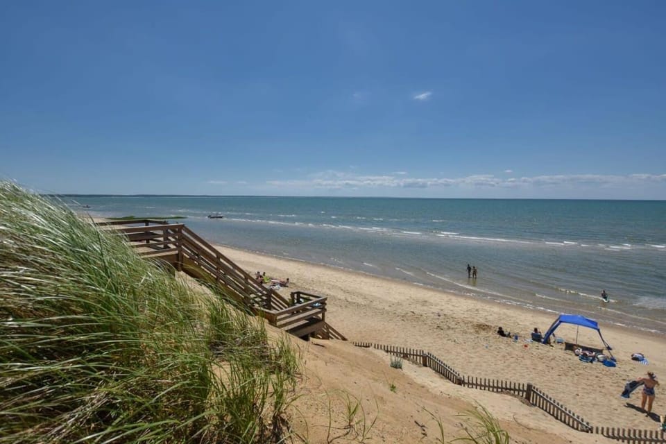 Beach House Short Walk to Kingsbury Beach House in North Eastham