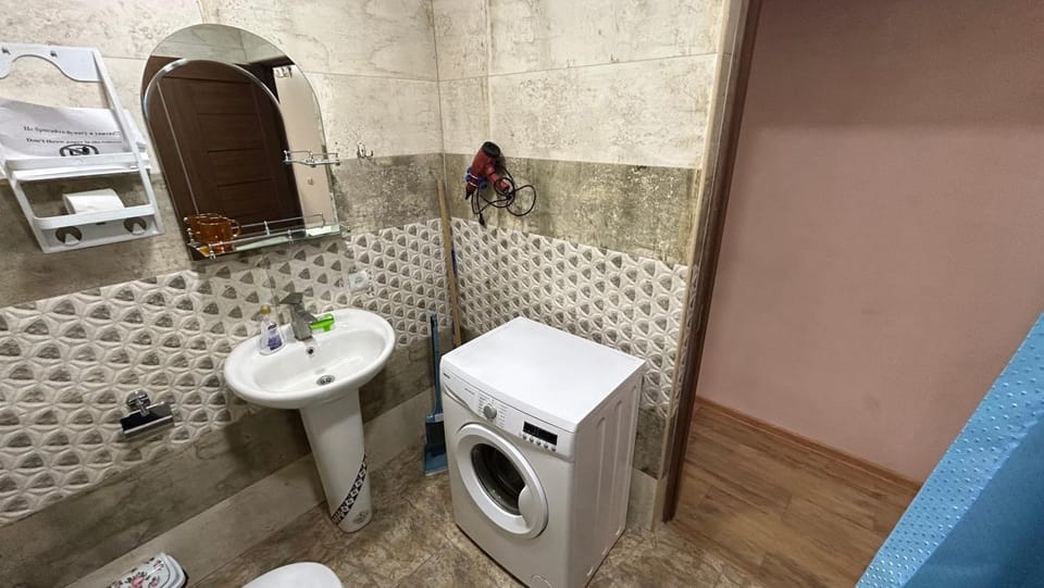 Shower, Toilet, towels