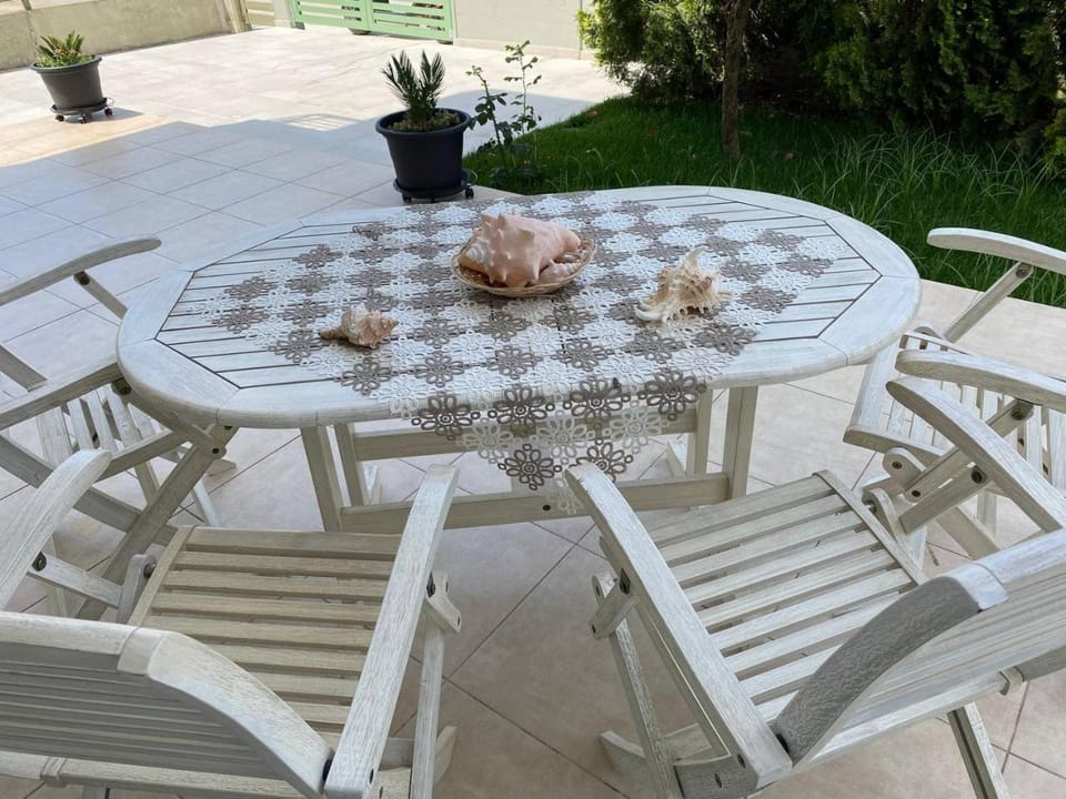Patio, Day, Dining area